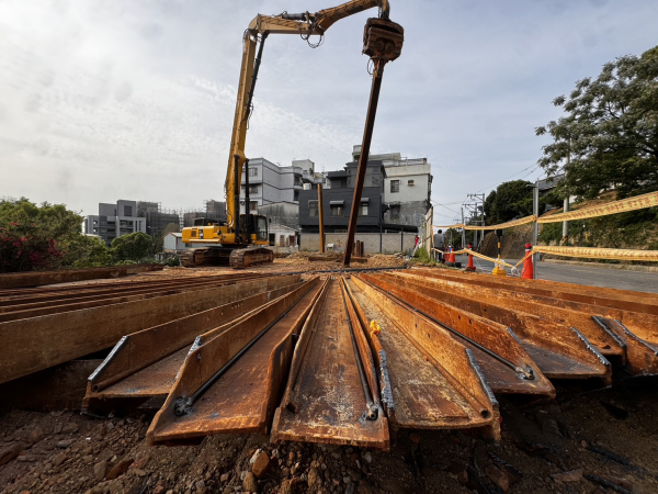 本寺觀音禪院第二階段的打鋼軌樁今日(4/3)已完成，開始進行地下室開挖工程，